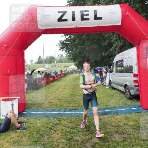 21.06.2025 - 27. Vierlanden-Triathlon MichiJ http://msf.ph/oto/8044868 15.06.2026 13:49:55 Ziel 1138, 1146 meine-sportfotos.de