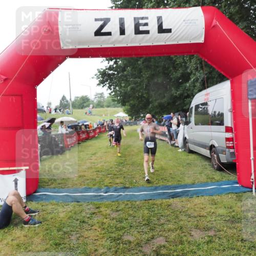 21.06.2025 - 27. Vierlanden-Triathlon MichiJ http://msf.ph/oto/8044870 15.06.2026 13:50:09 Ziel 1102, 1126, 1160 meine-sportfotos.de