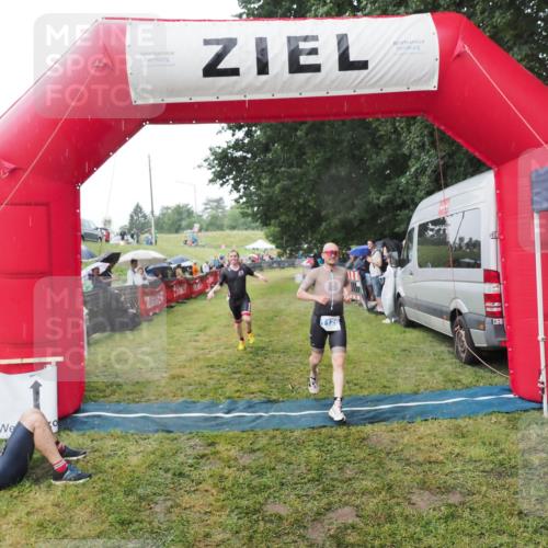 21.06.2025 - 27. Vierlanden-Triathlon MichiJ http://msf.ph/oto/8044876 15.06.2026 13:50:10 Ziel 1102, 1126, 1160 meine-sportfotos.de