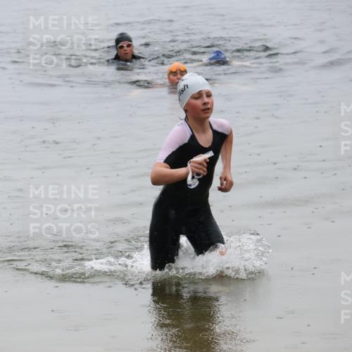 21.06.2025 - 27. Vierlanden-Triathlon Lena Gebhardt http://msf.ph/oto/8044877 15.06.2025 14:42:43 Schwimmen 1342 meine-sportfotos.de