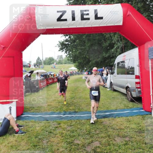 21.06.2025 - 27. Vierlanden-Triathlon MichiJ http://msf.ph/oto/8044880 15.06.2026 13:50:10 Ziel 1102, 1126, 1160 meine-sportfotos.de