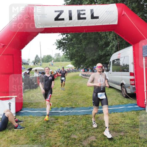 21.06.2025 - 27. Vierlanden-Triathlon MichiJ http://msf.ph/oto/8044885 15.06.2026 13:50:10 Ziel 1102, 1126, 1160 meine-sportfotos.de