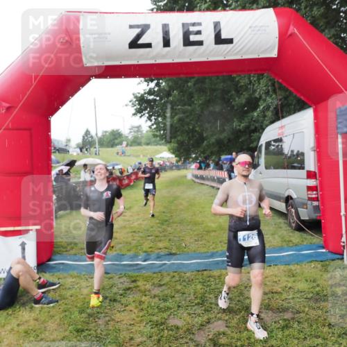 21.06.2025 - 27. Vierlanden-Triathlon MichiJ http://msf.ph/oto/8044887 15.06.2026 13:50:11 Ziel 1102, 1126, 1160 meine-sportfotos.de