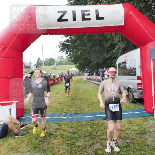21.06.2025 - 27. Vierlanden-Triathlon MichiJ http://msf.ph/oto/8044889 15.06.2026 13:50:11 Ziel 1102, 1126, 1160 meine-sportfotos.de