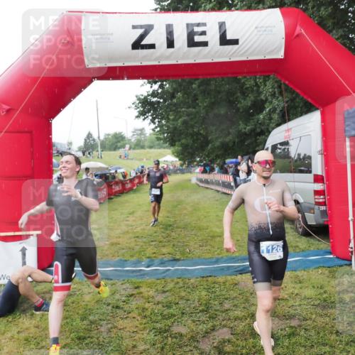 21.06.2025 - 27. Vierlanden-Triathlon MichiJ http://msf.ph/oto/8044891 15.06.2026 13:50:11 Ziel 1102, 1126, 1160 meine-sportfotos.de