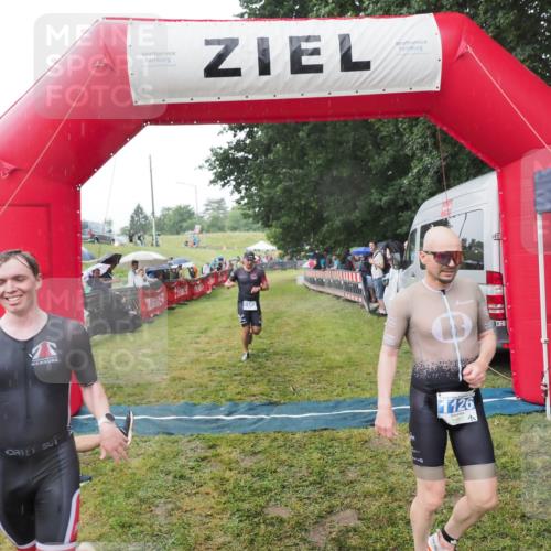 21.06.2025 - 27. Vierlanden-Triathlon MichiJ http://msf.ph/oto/8044896 15.06.2026 13:50:11 Ziel 1102, 1126, 1160 meine-sportfotos.de