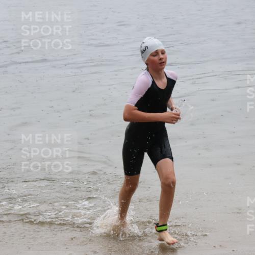 21.06.2025 - 27. Vierlanden-Triathlon Lena Gebhardt http://msf.ph/oto/8044899 15.06.2025 14:42:46 Schwimmen 1342 meine-sportfotos.de
