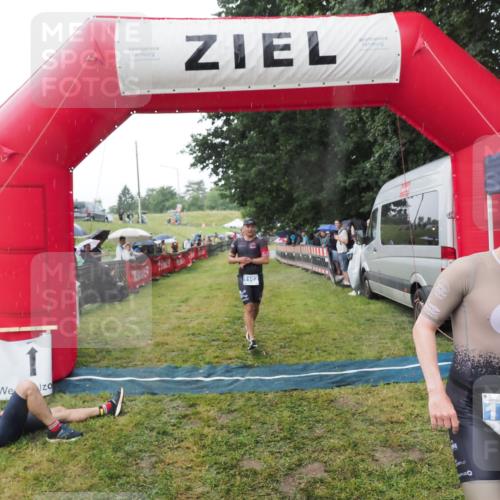21.06.2025 - 27. Vierlanden-Triathlon MichiJ http://msf.ph/oto/8044900 15.06.2026 13:50:12 Ziel 1102, 1126, 1160 meine-sportfotos.de