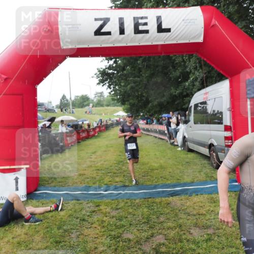 21.06.2025 - 27. Vierlanden-Triathlon MichiJ http://msf.ph/oto/8044902 15.06.2026 13:50:12 Ziel 1102, 1126, 1160 meine-sportfotos.de