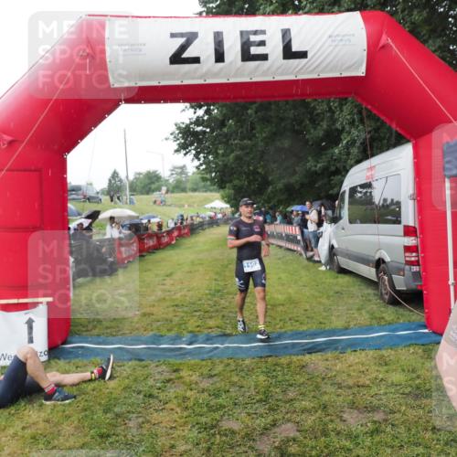 21.06.2025 - 27. Vierlanden-Triathlon MichiJ http://msf.ph/oto/8044907 15.06.2026 13:50:12 Ziel 1102, 1126, 1160 meine-sportfotos.de