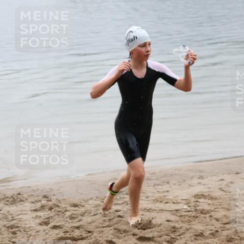 21.06.2025 - 27. Vierlanden-Triathlon Lena Gebhardt http://msf.ph/oto/8044910 15.06.2025 14:42:48 Schwimmen 1342 meine-sportfotos.de