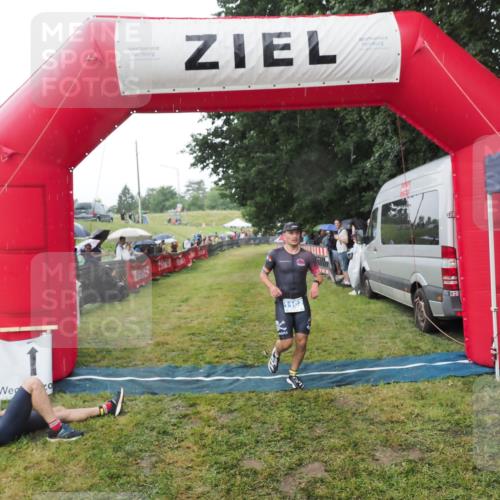 21.06.2025 - 27. Vierlanden-Triathlon MichiJ http://msf.ph/oto/8044911 15.06.2026 13:50:12 Ziel 1102, 1126, 1160 meine-sportfotos.de