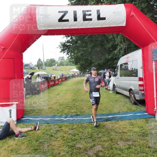 21.06.2025 - 27. Vierlanden-Triathlon MichiJ http://msf.ph/oto/8044913 15.06.2026 13:50:12 Ziel 1102, 1126, 1160 meine-sportfotos.de