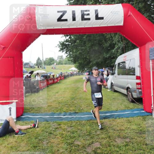 21.06.2025 - 27. Vierlanden-Triathlon MichiJ http://msf.ph/oto/8044915 15.06.2026 13:50:12 Ziel 1102, 1126, 1160 meine-sportfotos.de
