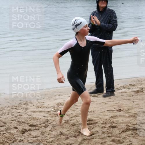 21.06.2025 - 27. Vierlanden-Triathlon Lena Gebhardt http://msf.ph/oto/8044918 15.06.2025 14:42:48 Schwimmen 1342 meine-sportfotos.de