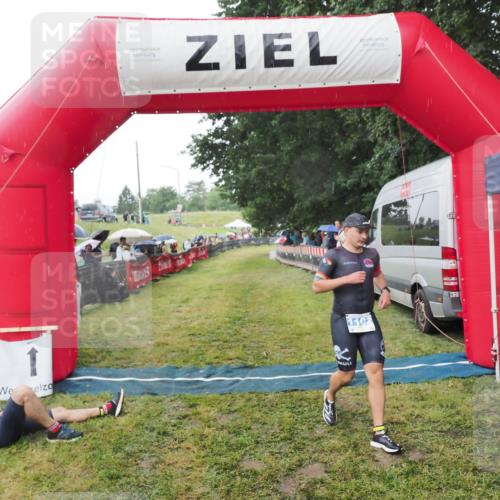 21.06.2025 - 27. Vierlanden-Triathlon MichiJ http://msf.ph/oto/8044921 15.06.2026 13:50:13 Ziel 1102, 1126, 1160 meine-sportfotos.de