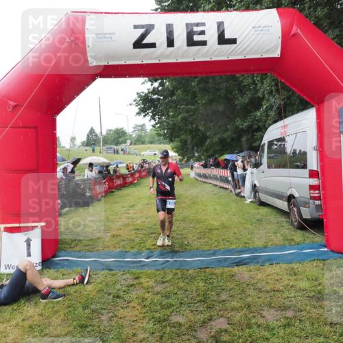 21.06.2025 - 27. Vierlanden-Triathlon MichiJ http://msf.ph/oto/8044925 15.06.2026 13:50:33 Ziel 123, 1157 meine-sportfotos.de