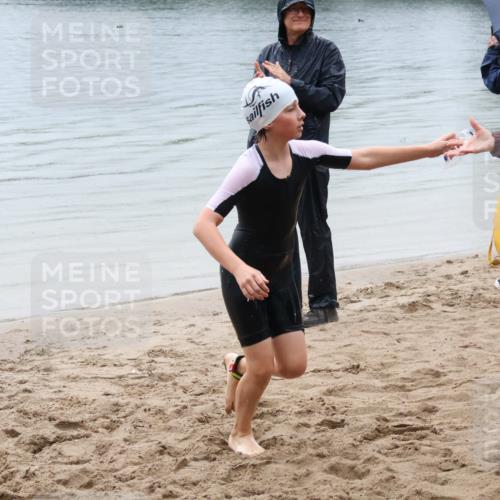 21.06.2025 - 27. Vierlanden-Triathlon Lena Gebhardt http://msf.ph/oto/8044926 15.06.2025 14:42:49 Schwimmen 1342 meine-sportfotos.de