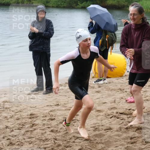21.06.2025 - 27. Vierlanden-Triathlon Lena Gebhardt http://msf.ph/oto/8044929 15.06.2025 14:42:49 Schwimmen 1342 meine-sportfotos.de