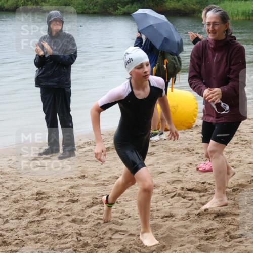 21.06.2025 - 27. Vierlanden-Triathlon Lena Gebhardt http://msf.ph/oto/8044933 15.06.2025 14:42:49 Schwimmen 1342 meine-sportfotos.de