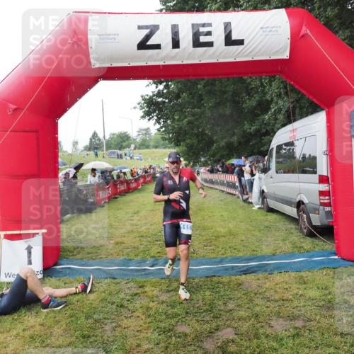 21.06.2025 - 27. Vierlanden-Triathlon MichiJ http://msf.ph/oto/8044936 15.06.2026 13:50:33 Ziel 123, 1157 meine-sportfotos.de