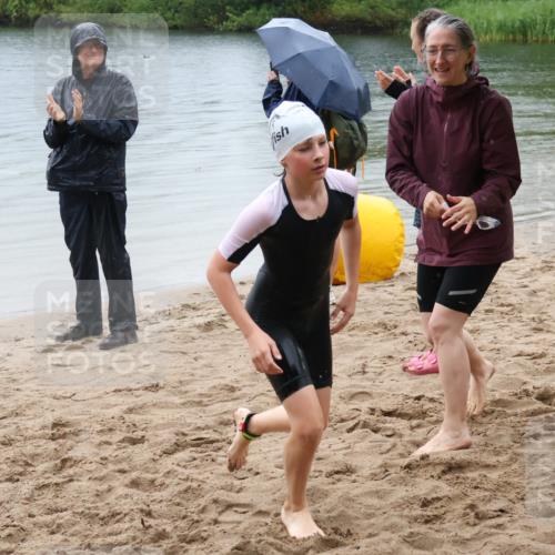 21.06.2025 - 27. Vierlanden-Triathlon Lena Gebhardt http://msf.ph/oto/8044937 15.06.2025 14:42:49 Schwimmen 1342 meine-sportfotos.de