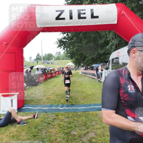 21.06.2025 - 27. Vierlanden-Triathlon MichiJ http://msf.ph/oto/8044940 15.06.2026 13:50:35 Ziel 123, 933, 1157 meine-sportfotos.de