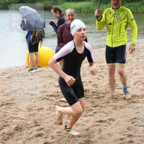 21.06.2025 - 27. Vierlanden-Triathlon Lena Gebhardt http://msf.ph/oto/8044944 15.06.2025 14:42:50 Schwimmen 1342 meine-sportfotos.de