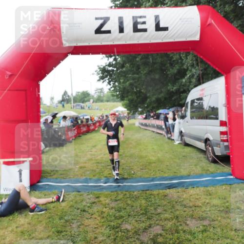 21.06.2025 - 27. Vierlanden-Triathlon MichiJ http://msf.ph/oto/8044947 15.06.2026 13:50:36 Ziel 123, 933, 1157 meine-sportfotos.de