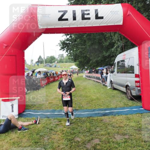 21.06.2025 - 27. Vierlanden-Triathlon MichiJ http://msf.ph/oto/8044958 15.06.2026 13:50:36 Ziel 123, 933, 1157 meine-sportfotos.de
