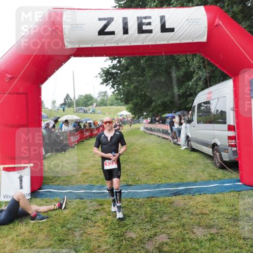 21.06.2025 - 27. Vierlanden-Triathlon MichiJ http://msf.ph/oto/8044960 15.06.2026 13:50:36 Ziel 123, 933, 1157 meine-sportfotos.de