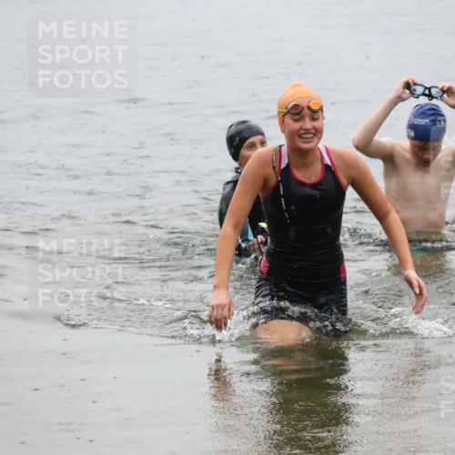 21.06.2025 - 27. Vierlanden-Triathlon Lena Gebhardt http://msf.ph/oto/8044963 15.06.2025 14:42:56 Schwimmen 1319, 1342, 1344 meine-sportfotos.de
