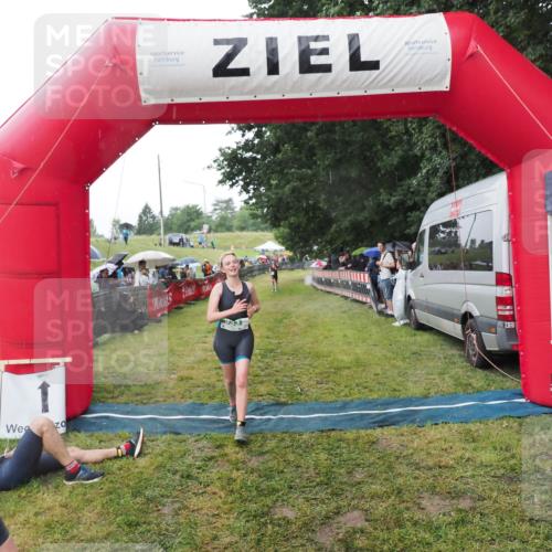 21.06.2025 - 27. Vierlanden-Triathlon MichiJ http://msf.ph/oto/8044964 15.06.2026 13:50:39 Ziel 123, 933, 1157 meine-sportfotos.de