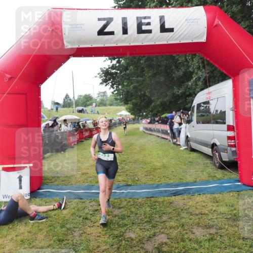 21.06.2025 - 27. Vierlanden-Triathlon MichiJ http://msf.ph/oto/8044970 15.06.2026 13:50:39 Ziel 123, 933, 1157 meine-sportfotos.de