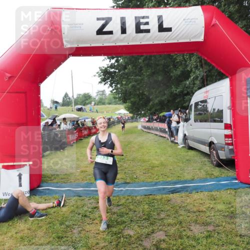 21.06.2025 - 27. Vierlanden-Triathlon MichiJ http://msf.ph/oto/8044972 15.06.2026 13:50:39 Ziel 123, 933, 1157 meine-sportfotos.de