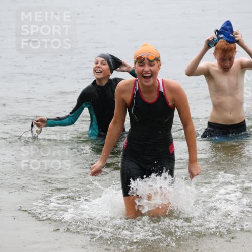 21.06.2025 - 27. Vierlanden-Triathlon Lena Gebhardt http://msf.ph/oto/8044975 15.06.2025 14:42:58 Schwimmen 1319, 1342, 1344 meine-sportfotos.de