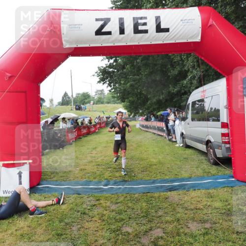 21.06.2025 - 27. Vierlanden-Triathlon MichiJ http://msf.ph/oto/8044976 15.06.2026 13:50:44 Ziel 933, 1101 meine-sportfotos.de