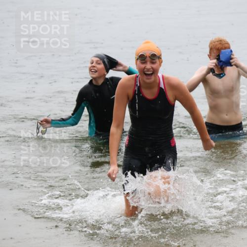 21.06.2025 - 27. Vierlanden-Triathlon Lena Gebhardt http://msf.ph/oto/8044979 15.06.2025 14:42:58 Schwimmen 1319, 1342, 1344 meine-sportfotos.de