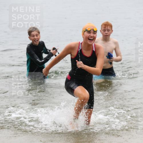 21.06.2025 - 27. Vierlanden-Triathlon Lena Gebhardt http://msf.ph/oto/8044982 15.06.2025 14:42:58 Schwimmen 1319, 1342, 1344 meine-sportfotos.de
