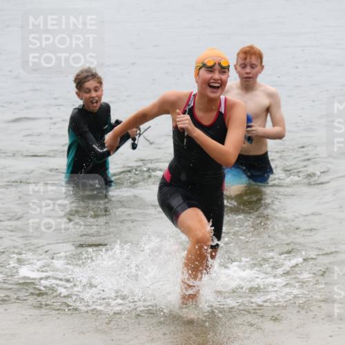 21.06.2025 - 27. Vierlanden-Triathlon Lena Gebhardt http://msf.ph/oto/8044986 15.06.2025 14:42:58 Schwimmen 1319, 1342, 1344 meine-sportfotos.de