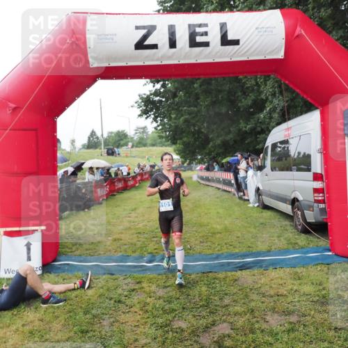 21.06.2025 - 27. Vierlanden-Triathlon MichiJ http://msf.ph/oto/8044987 15.06.2026 13:50:44 Ziel 933, 1101 meine-sportfotos.de