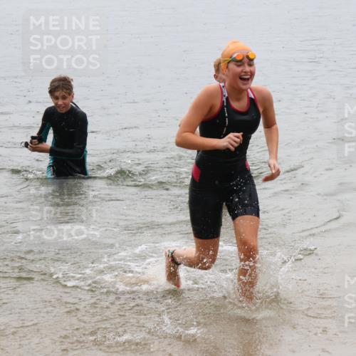 21.06.2025 - 27. Vierlanden-Triathlon Lena Gebhardt http://msf.ph/oto/8044990 15.06.2025 14:42:59 Schwimmen 1319, 1342, 1344, 1351 meine-sportfotos.de