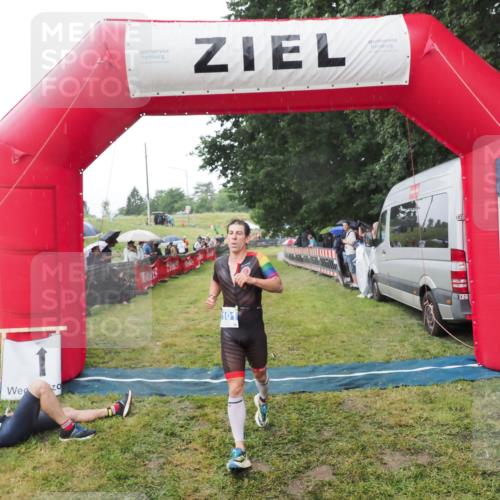 21.06.2025 - 27. Vierlanden-Triathlon MichiJ http://msf.ph/oto/8044993 15.06.2026 13:50:45 Ziel 933, 1101 meine-sportfotos.de