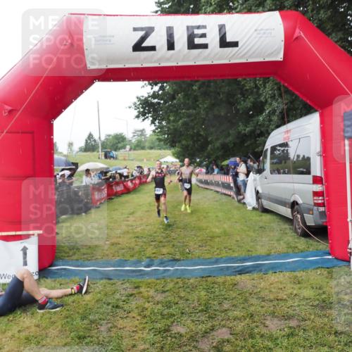 21.06.2025 - 27. Vierlanden-Triathlon MichiJ http://msf.ph/oto/8044995 15.06.2026 13:50:52 Ziel 1120, 1132, 1136 meine-sportfotos.de