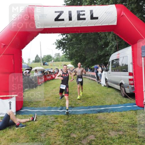 21.06.2025 - 27. Vierlanden-Triathlon MichiJ http://msf.ph/oto/8045008 15.06.2026 13:50:52 Ziel 1120, 1132, 1136 meine-sportfotos.de