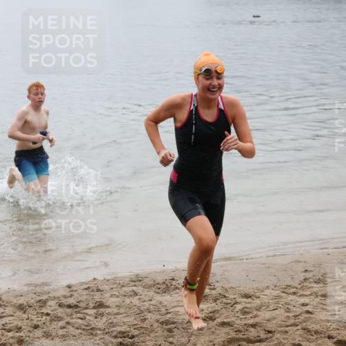 21.06.2025 - 27. Vierlanden-Triathlon Lena Gebhardt http://msf.ph/oto/8045009 15.06.2025 14:43:01 Schwimmen 1319, 1344, 1351 meine-sportfotos.de