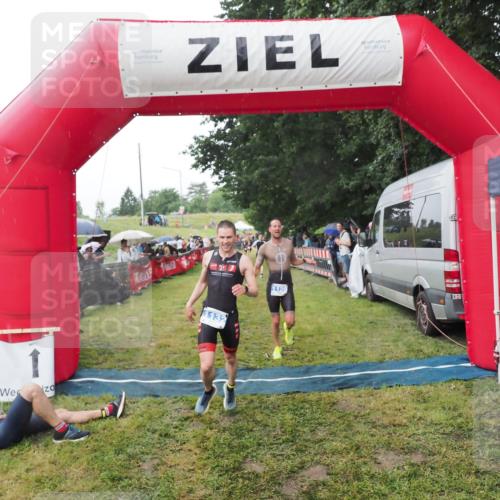 21.06.2025 - 27. Vierlanden-Triathlon MichiJ http://msf.ph/oto/8045012 15.06.2026 13:50:53 Ziel 1120, 1132, 1136 meine-sportfotos.de