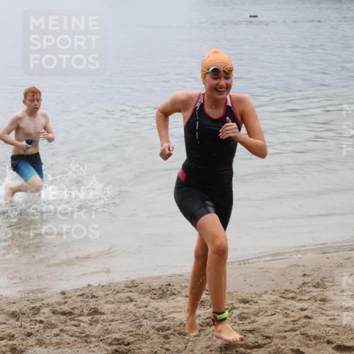 21.06.2025 - 27. Vierlanden-Triathlon Lena Gebhardt http://msf.ph/oto/8045013 15.06.2025 14:43:01 Schwimmen 1319, 1344, 1351 meine-sportfotos.de