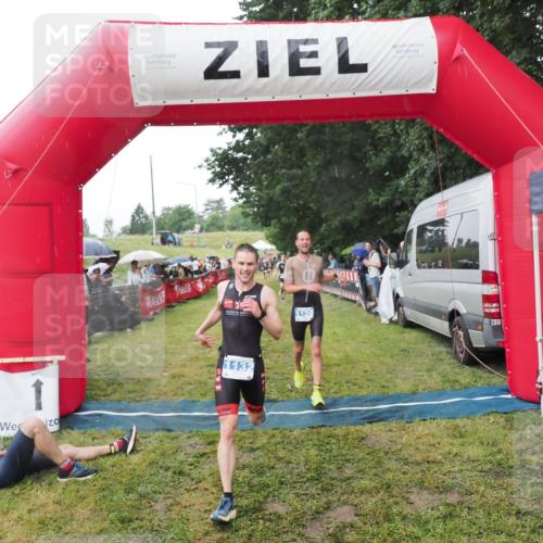 21.06.2025 - 27. Vierlanden-Triathlon MichiJ http://msf.ph/oto/8045014 15.06.2026 13:50:53 Ziel 1120, 1132, 1136 meine-sportfotos.de