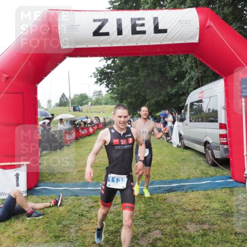21.06.2025 - 27. Vierlanden-Triathlon MichiJ http://msf.ph/oto/8045018 15.06.2026 13:50:53 Ziel 1120, 1132, 1136 meine-sportfotos.de